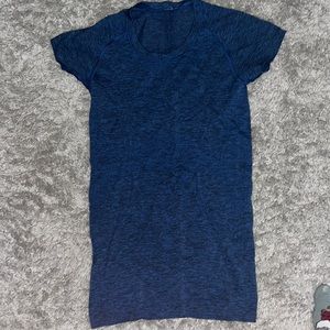 Size 4 lululemon shirt